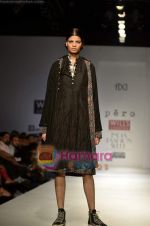Model walks the ramp for Pero show on Wills Lifestyle India Fashion Week 2011-Day 4 in Delhi on 9th April 2011 (25).JPG